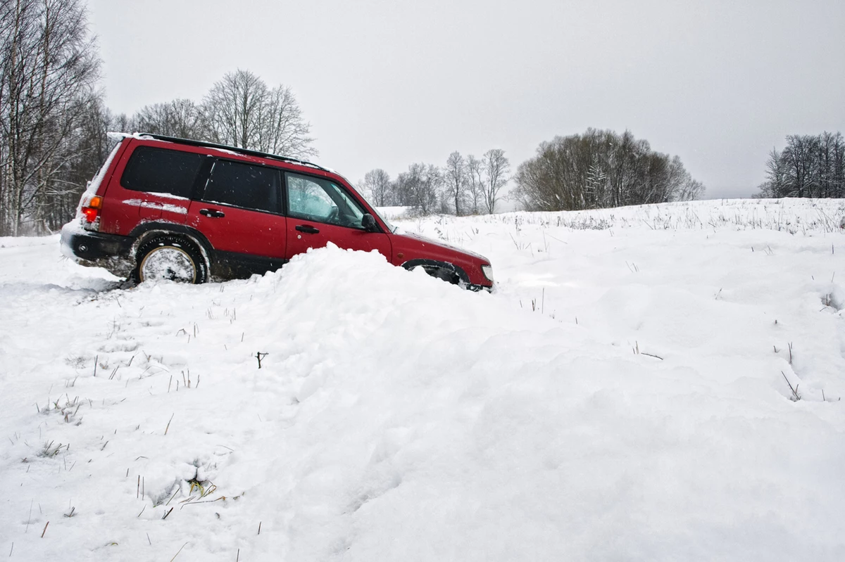 Машина застряла в снегу в поле