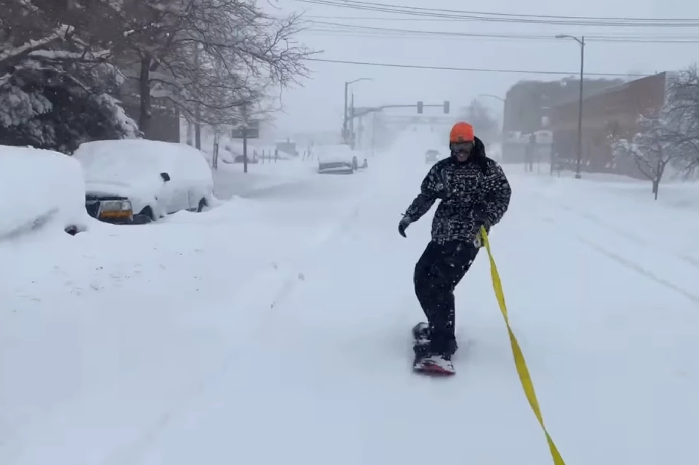 avontuur Fantasierijk deugd Watch this Rad Dude Snowboard Thru Downtown Cheyenne in Blizzard