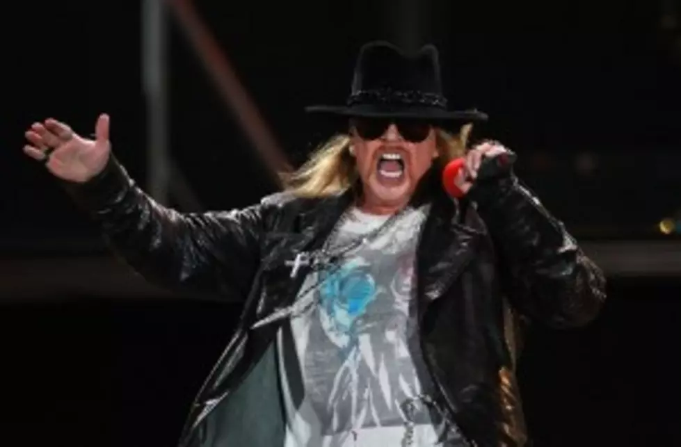 See Axl Fall Onstage In Mexico City [VIDEO]