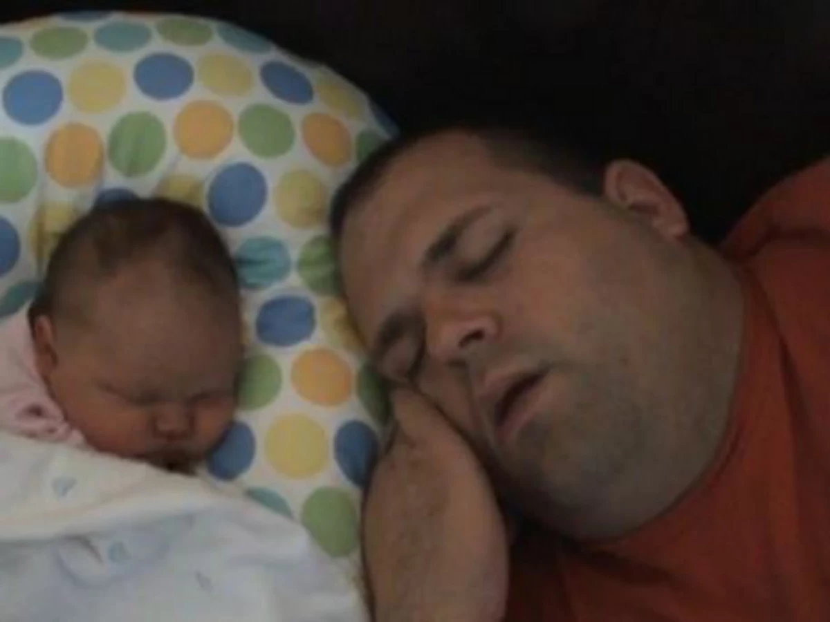 Отцы и спящие дочери видео. Сон про папу. Папа уснул.