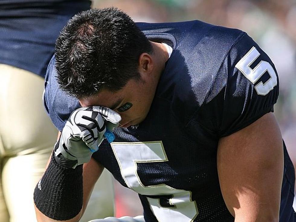 Still Mourning Loved Ones’ Deaths, Notre Dame Star Manti Te’o Leads Irish to Victory