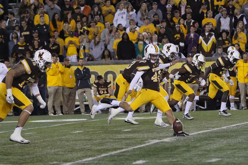 Wyoming Football Players Visit Injured Veterans Before Potato Bowl [PHOTOS]