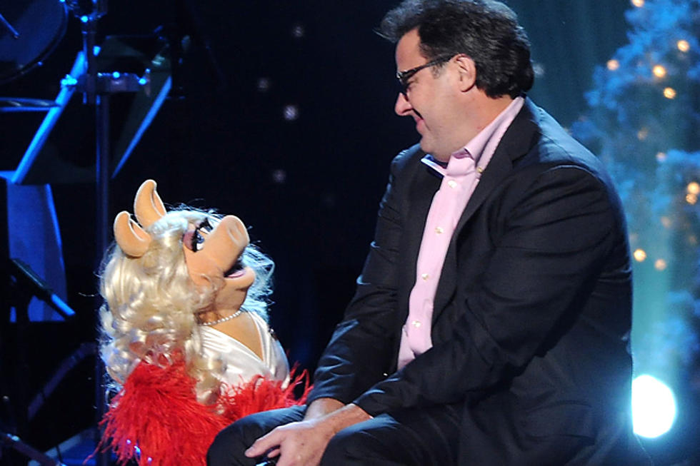 Vince Gill Gets Too Close to Miss Piggy for ‘Baby It’s Cold Outside’ on ‘CMA Country Christmas’