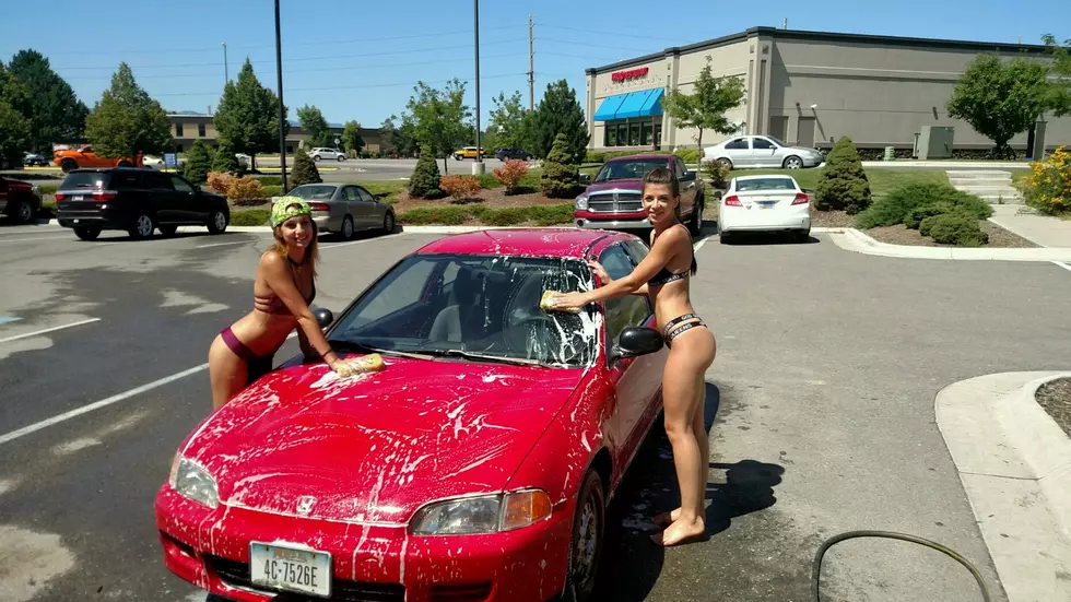 Sexy Hooters Girls Free Car Wash