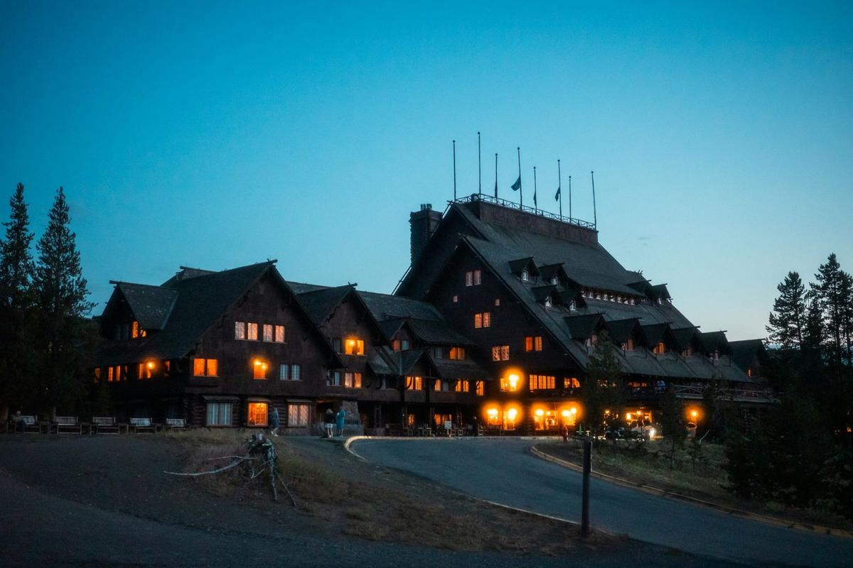Old Faithful Inn's Architect Only Had A Sixth-grade Education