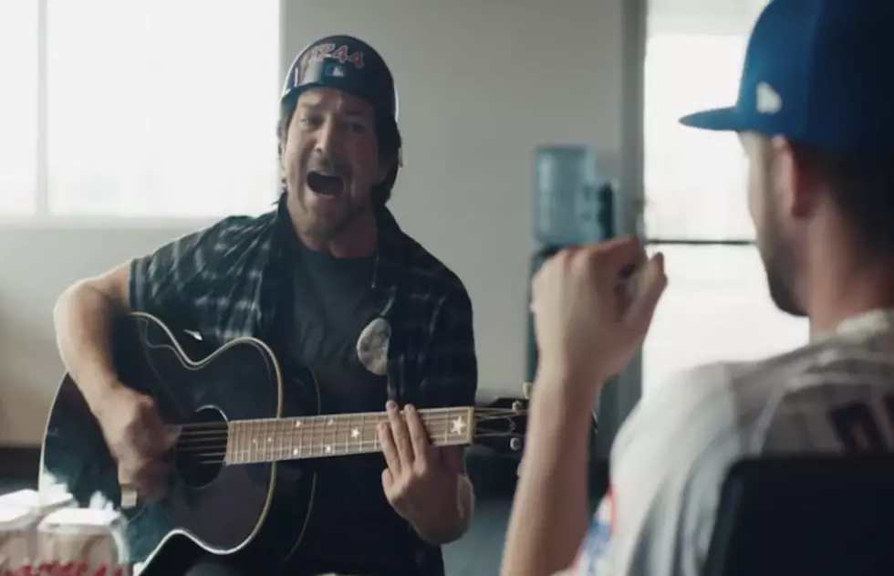 Watch Eddie Vedder sing jingle for Chicago Cubs MLB spot