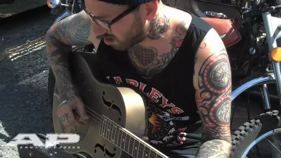 Dallas Green Warms Up For Alexisonfire’s Set At Warped Tour