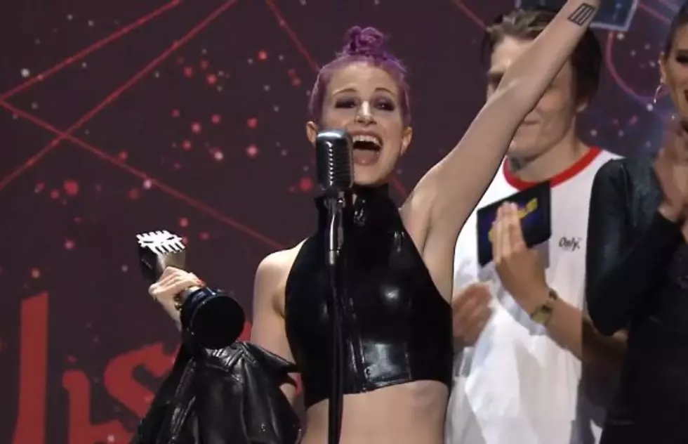 Hayley Williams wins APMAs Best Vocalist presented by AXS TV