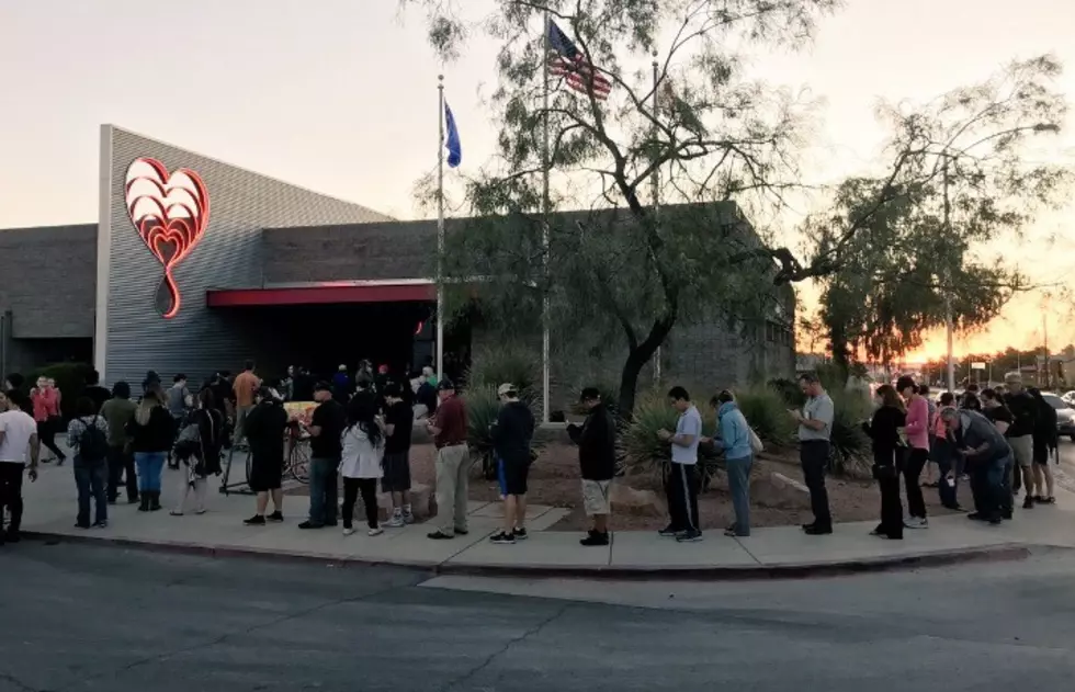 Hundreds of people line up to donate blood following Las Vegas mass shooting