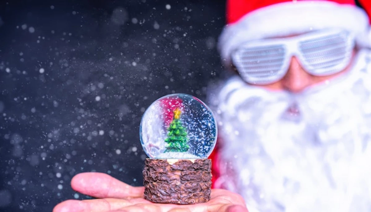 Walmart pulls Santa Claus cocaine-inspired “Let It Snow” sweater