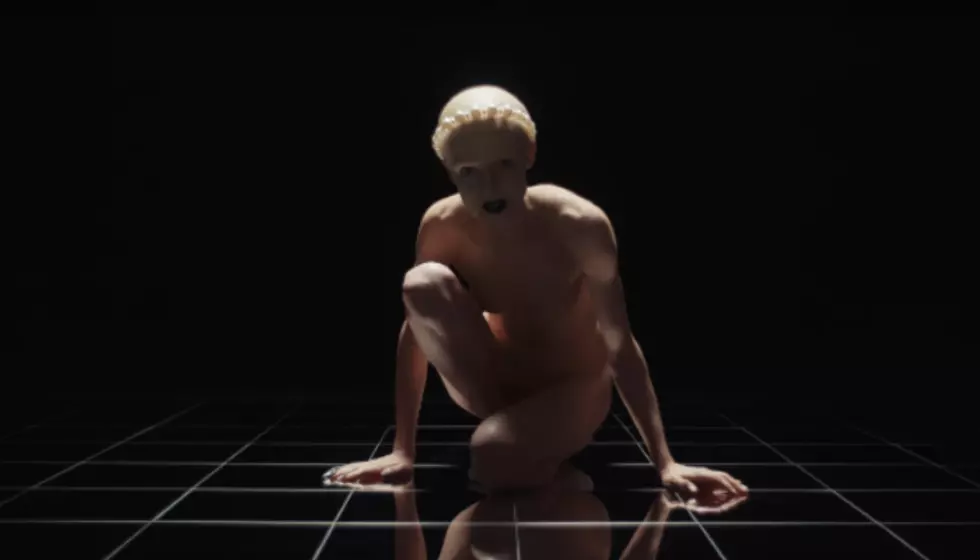 Poppy becomes an eerie naked figure in &#8220;Sit / Stay&#8221; video