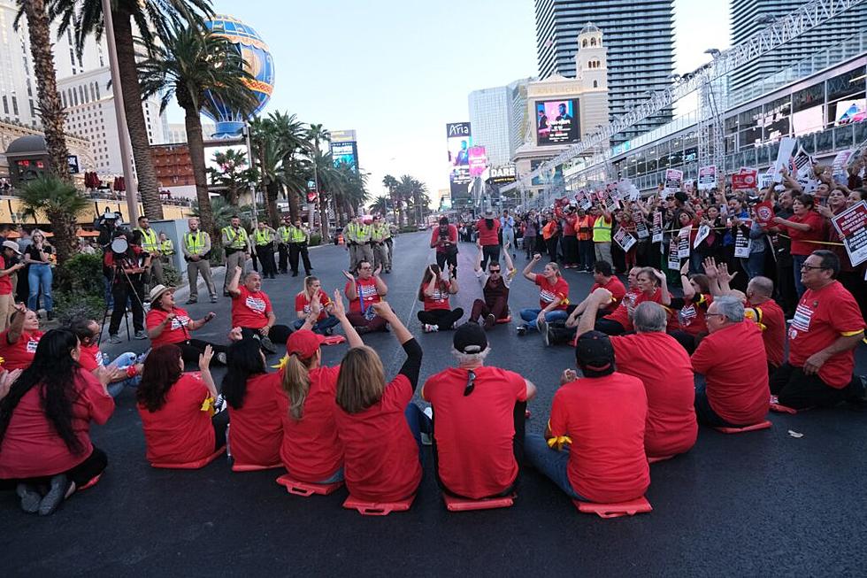 Vegas resorts given deadline to avert ‘largest" workers strike