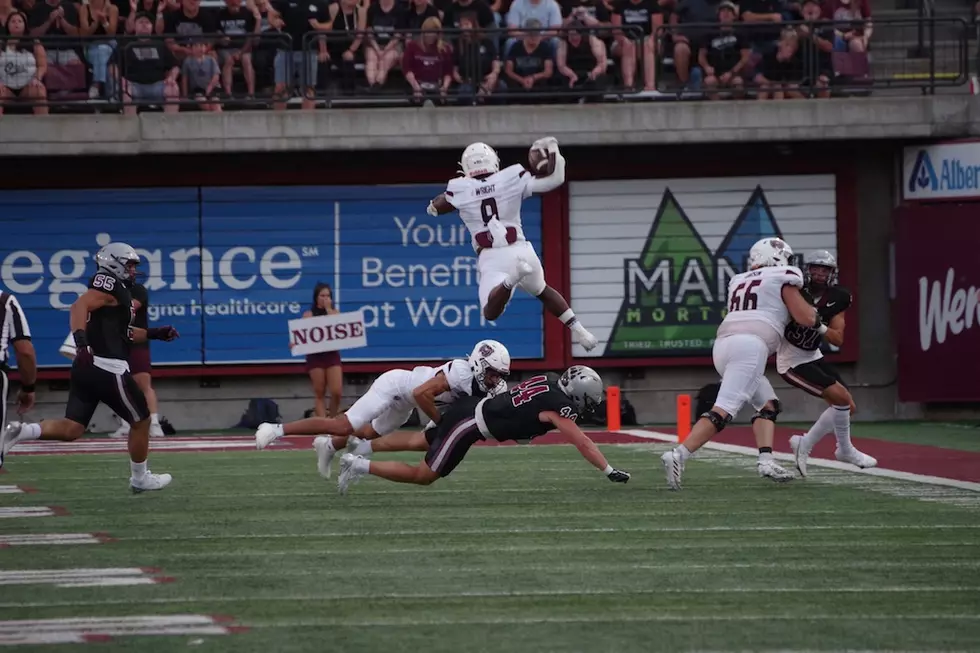 Jacardia Wright leaps over Griz defenders. (William Munoz/Missoula Current)