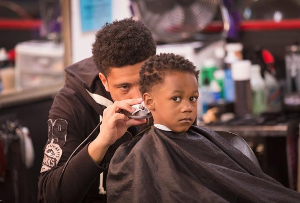 Barber Inspires Young Black Boys to Read One Cut at a Time [VIDEO]