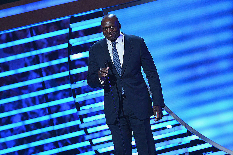 Check Out Hall Of Famer Bruce Smith’s Crazy Answer On ‘Family Feud’