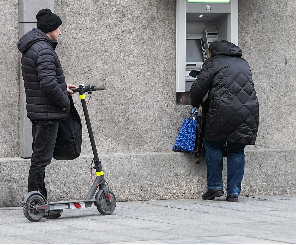 New Scam In New York State Is Targeting Elderly People Using ATMs &#8211; Watch