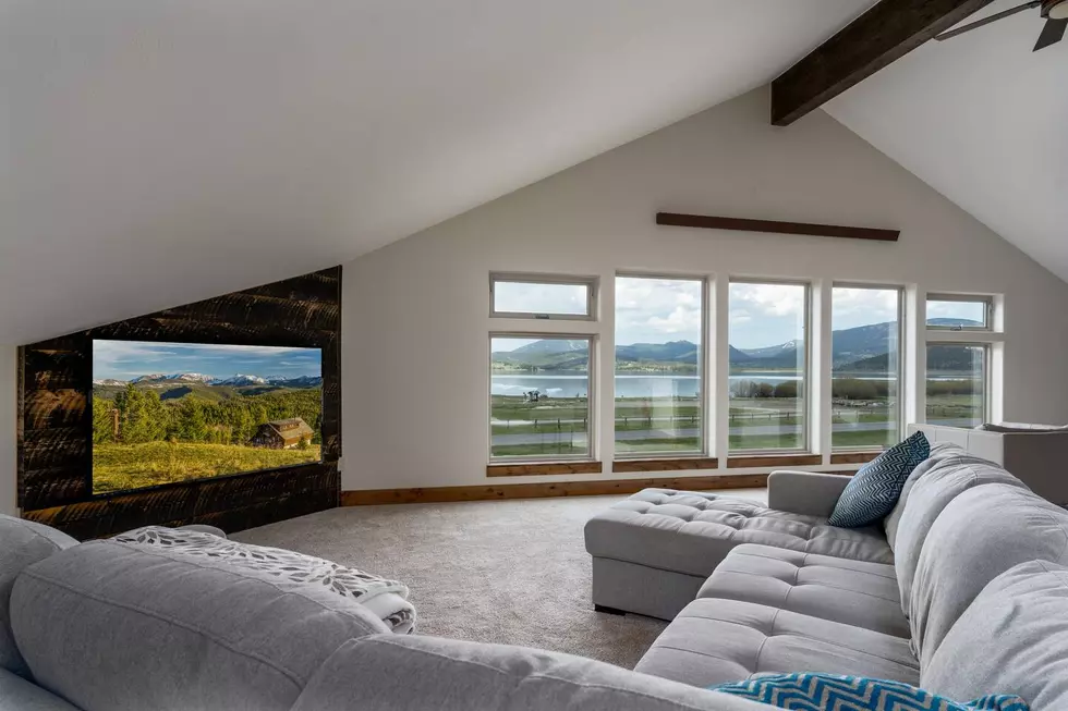 Lakeside den area - photo via Airbnb.com