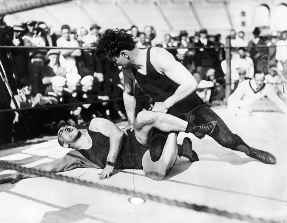 April 1925: A wrestling match between Jack Dempsey (1895 - 1983) and Bull Montana. (Photo by Topical Press Agency/Getty Images)