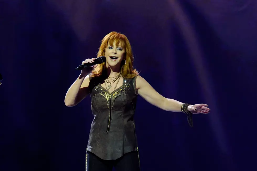 Reba McEntire Feeds Hungry Children In Oklahoma