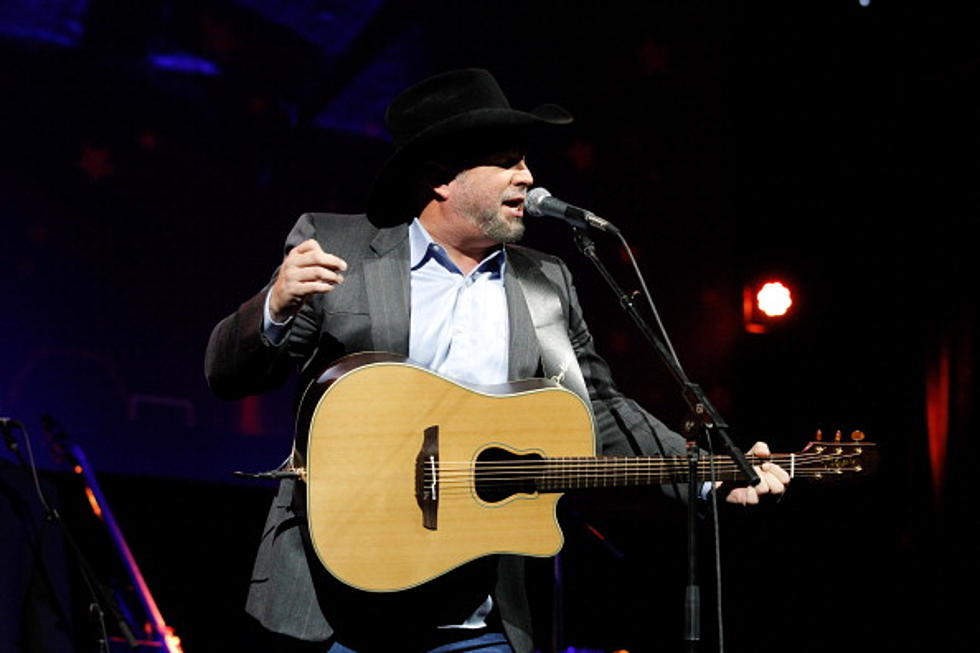 Garth Brooks Keeps Fans On The Edge Of Their Seats A While Longer