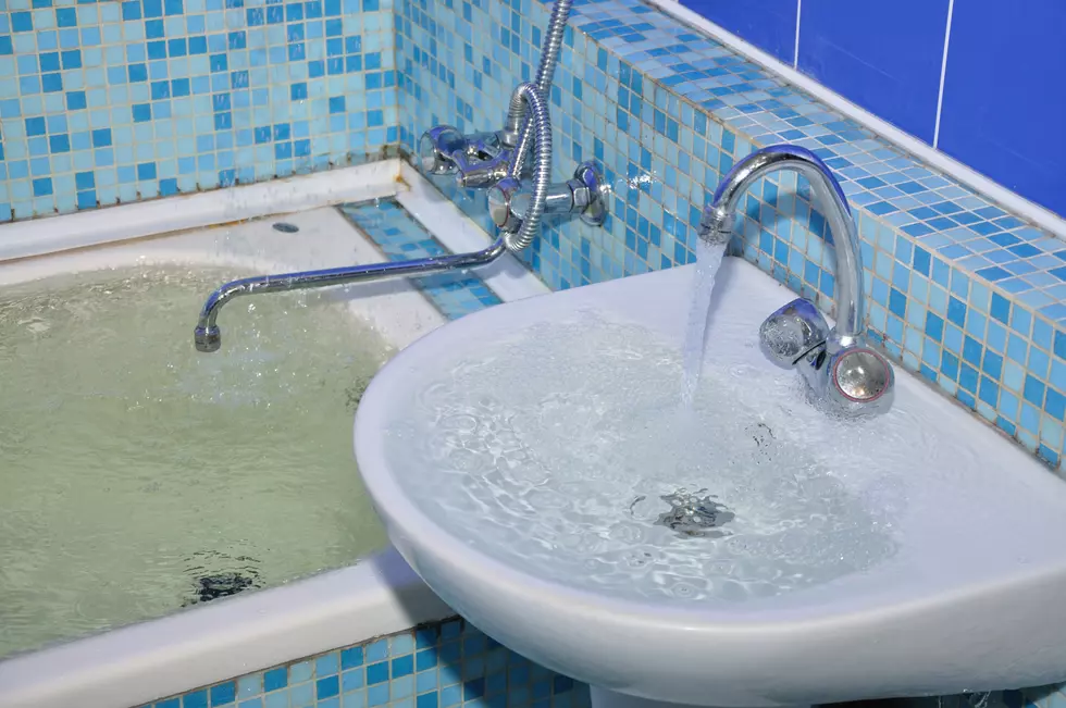 flood in the bathroom, the water over the edge