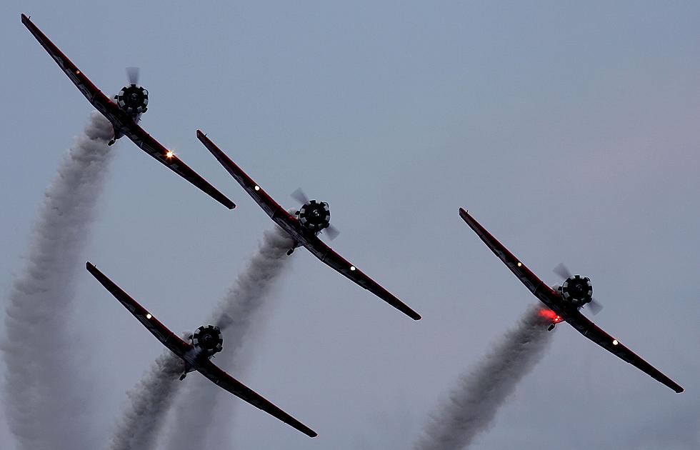 Night Air Show! Spectacular Stunts And Fireworks From Planes [VIDEO]
