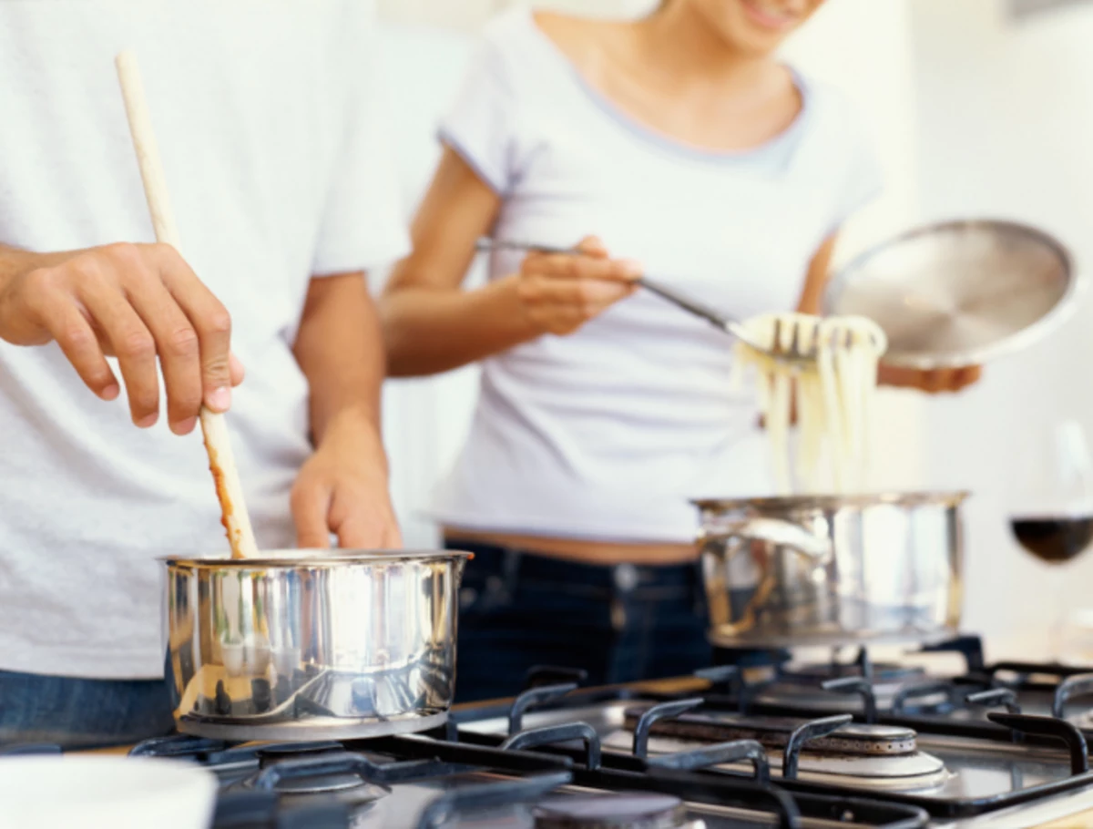 Замечаем готовишь. Пара готовит. Кулинарные советы. Пара готовит на кухне. Поэкспериментируйте на кухне.