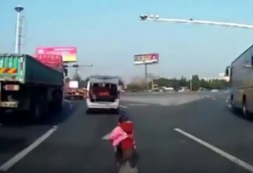 Toddler Falls Out of Van… The Driver is Clueless!! [VIDEO]