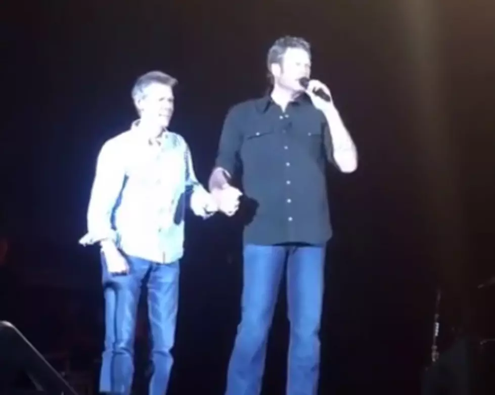 Blake Shelton Brings Randy Travis on Stage [VIDEO]