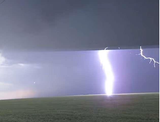 Fat Lightning Bolt Video Near Benton City