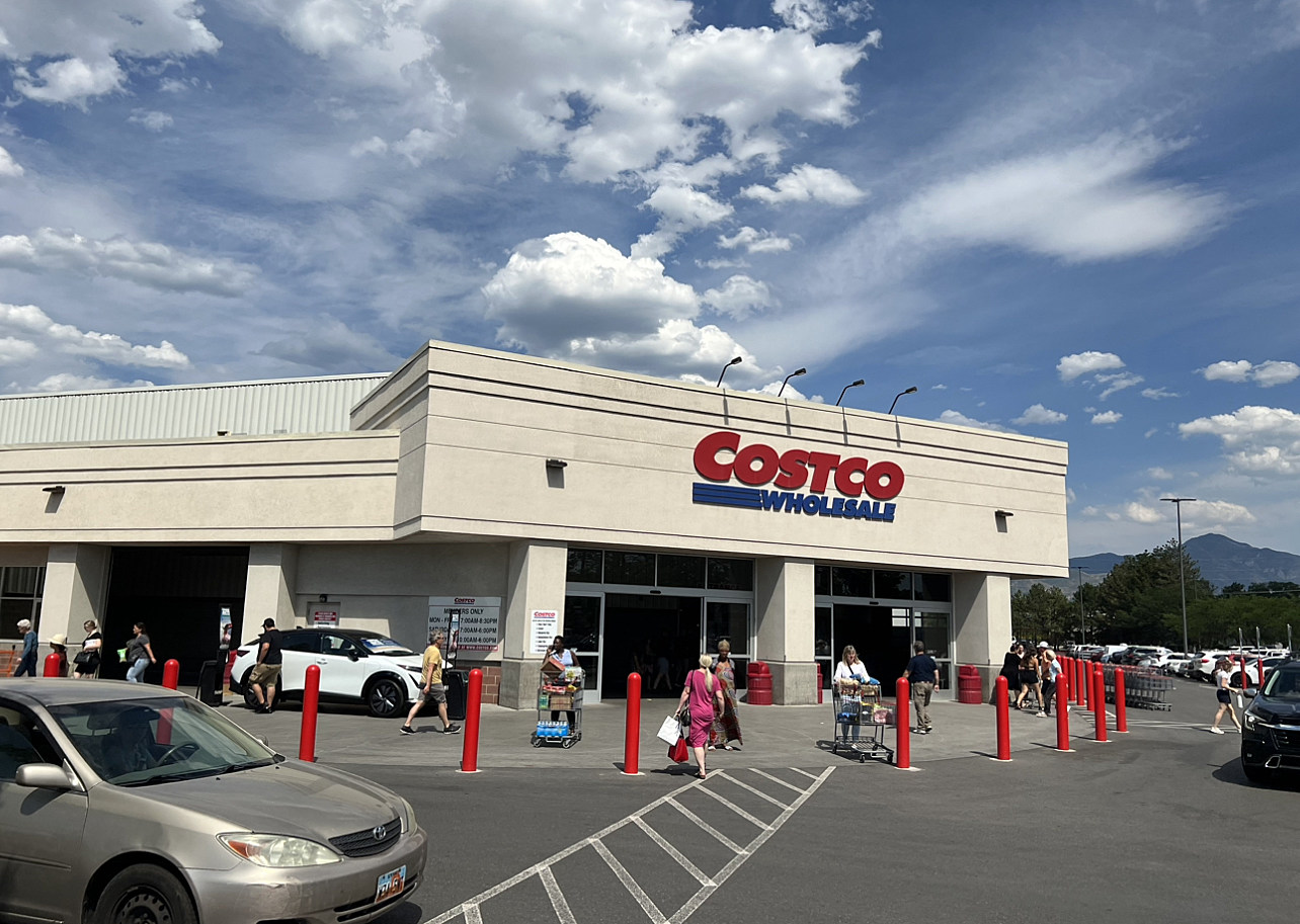 File:Panorama of the largest Costco Wholesale store, located in Salt Lake  City, Utah, United States.jpg - Wikipedia