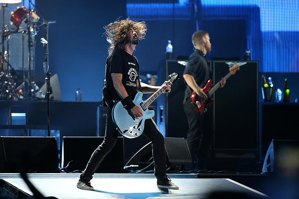 Foo Fighters’ Dave Grohl Breaks Leg