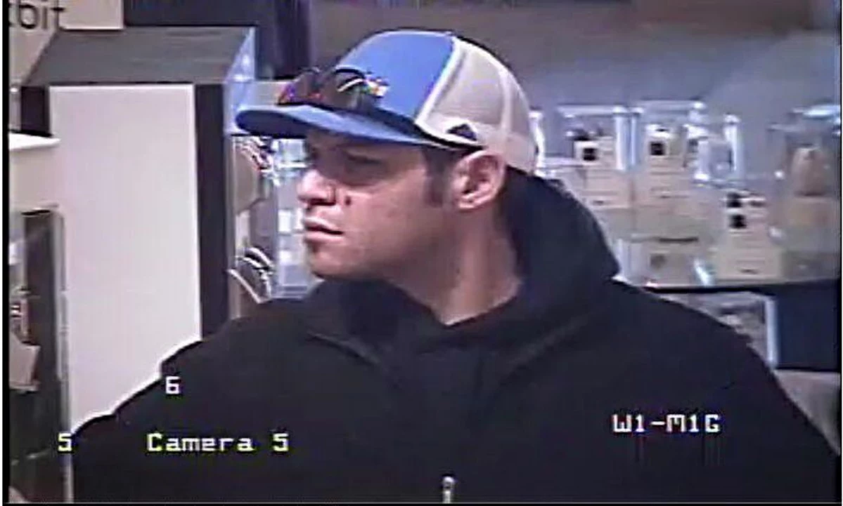 Police Looking for Macy&#39;s Robbery Suspect