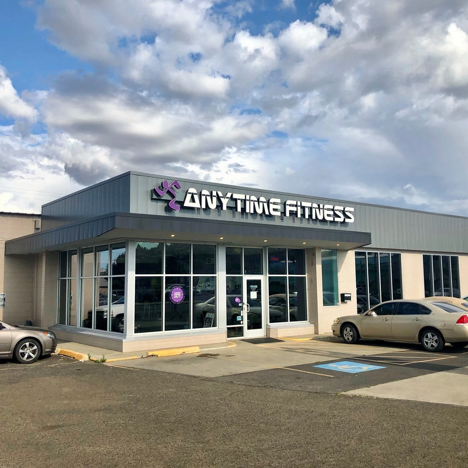 anytime fitness staffed hours