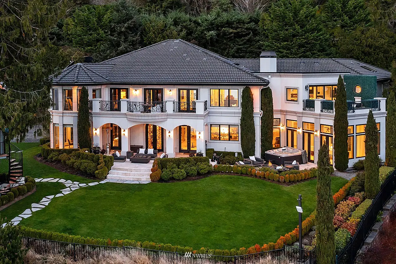 Russell Wilson's Belleʋue Mansion Price Drop. Haʋe $26 Million?