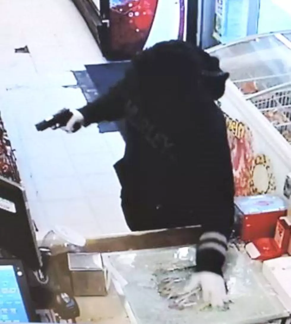 Police: Armed robber on the run after hitting Pasco convenience store