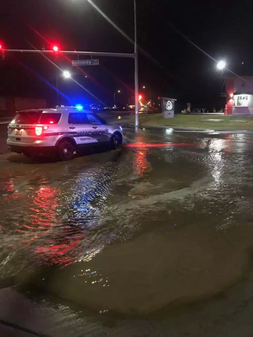 Water main break shuts down Richland intersection