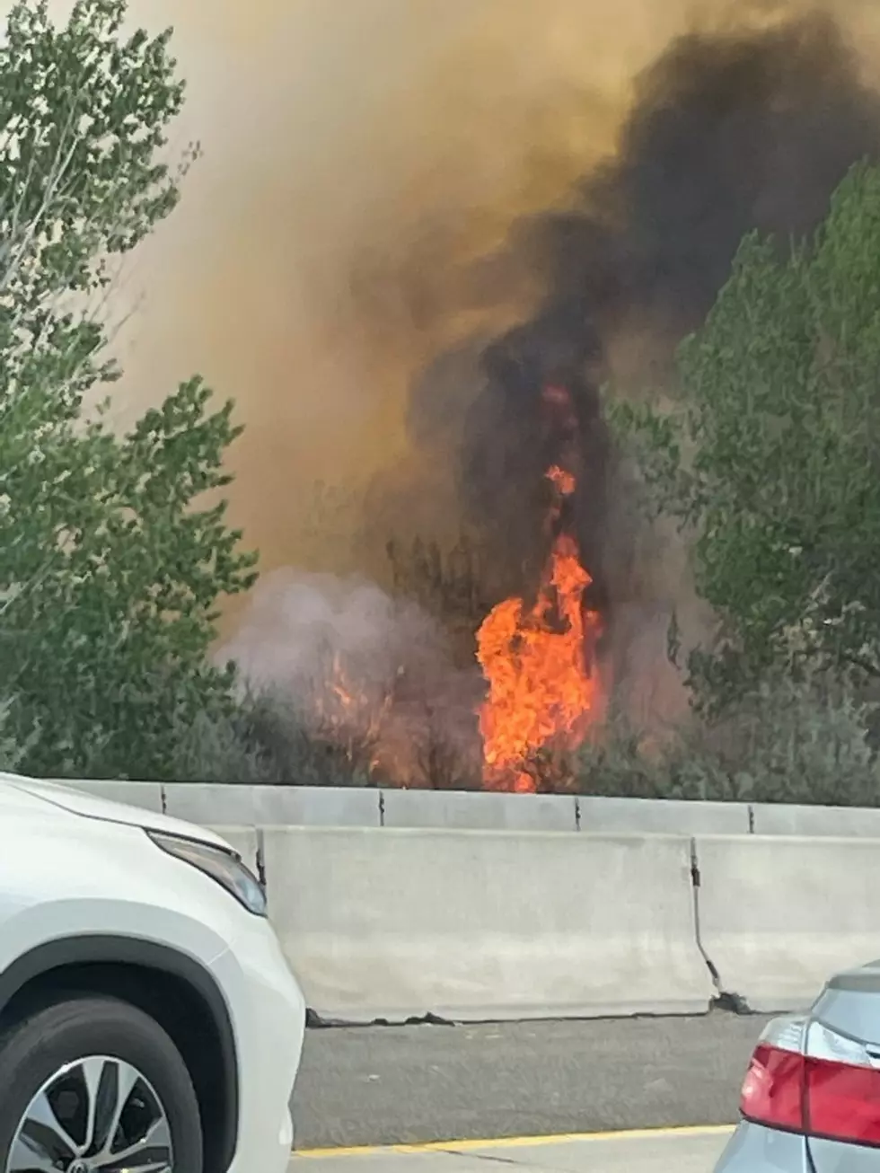 Brush fire closes Hwy-240 near Richland