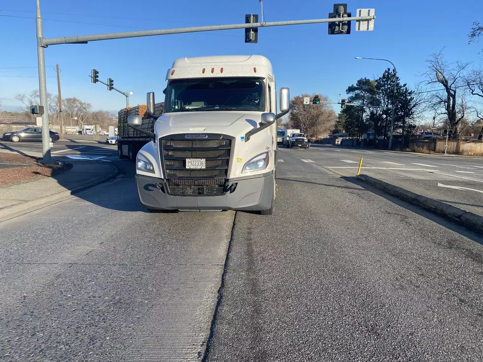 Southbound 395 Blocked by Broken Truck in Kennewick