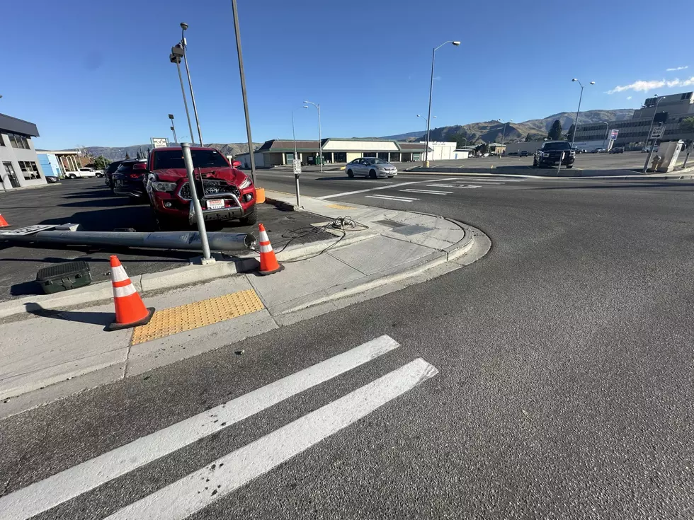 Busy Wenatchee Street Closed After Traffic Signal Hit By Truck