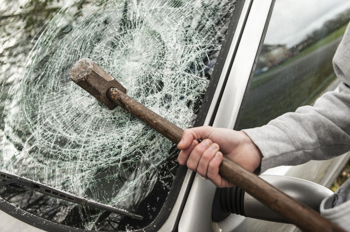 Man accused of smashing car windows and setting fire in Moses Lake