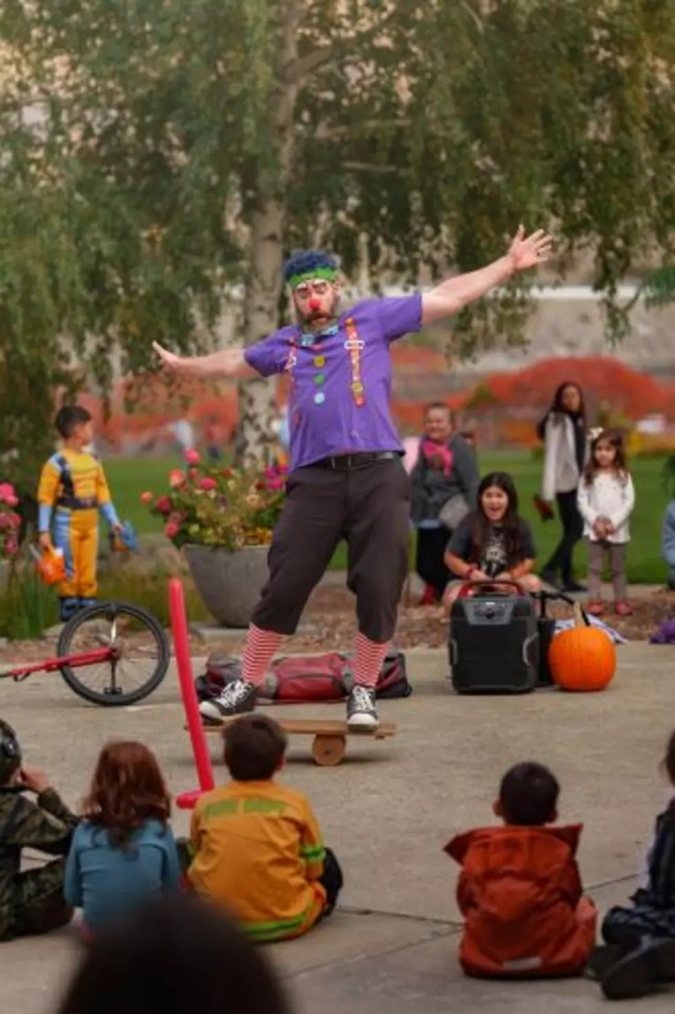 L-Bow the Clown will perform at Fall Harvest Roundup Image: Chelan PUD