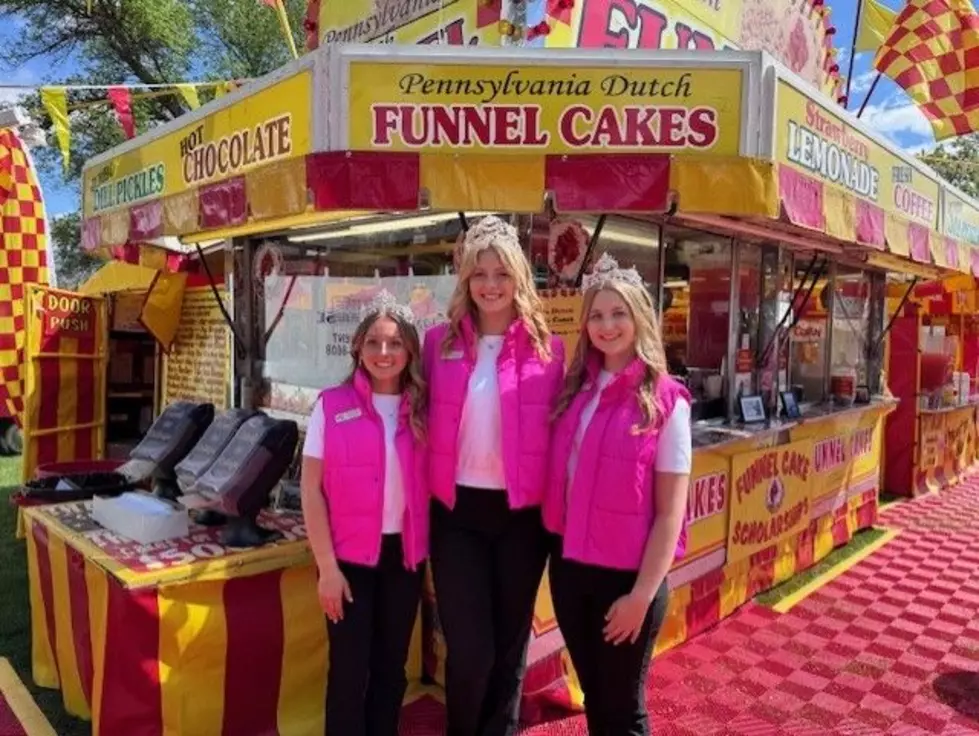 Princess Parker Averi 9L), Queen Brielle Precht (C),Princess Kaylee Pearson (R)/ Dave Bernstein