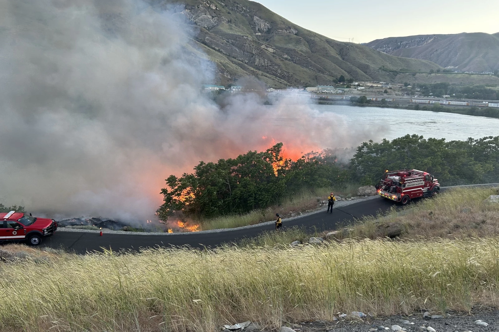 のり burningso Two-Alarm Fire Burns Six Acres Near SR 28