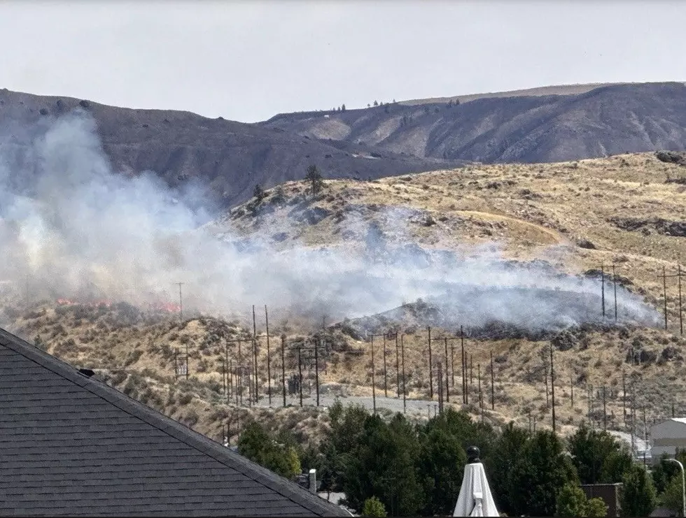 Brush Fire Threatens Homes, Closes US97 Near Chelan WalMart