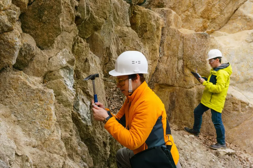 Geologists at work (Canva)