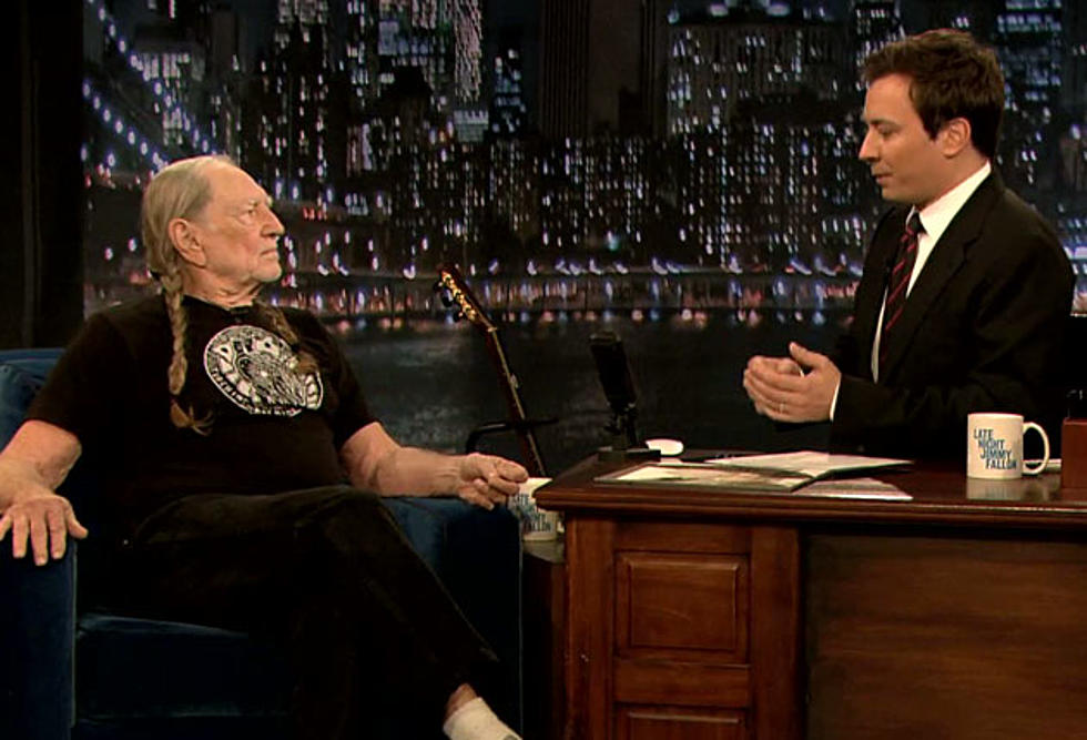 Willie Nelson Talks ‘Heroes,’ Performs on ‘Late Night With Jimmy Fallon’