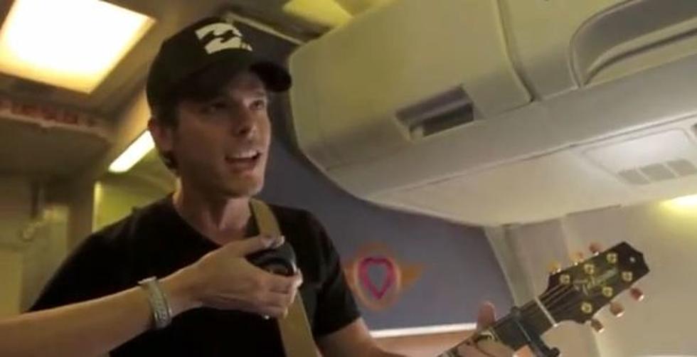 Granger Smith Performs for Crowd on Southwest Airlines Flight [VIDEO]