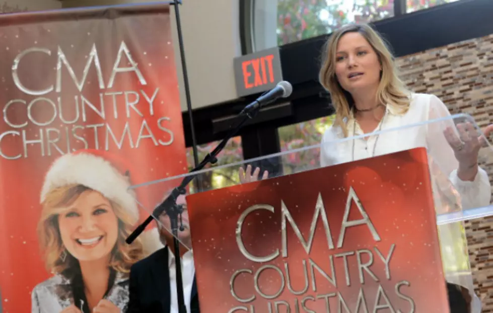 Jennifer Nettles to Host the 3rd Annual ‘CMA Country Christmas’ December 20th [VIDEO]