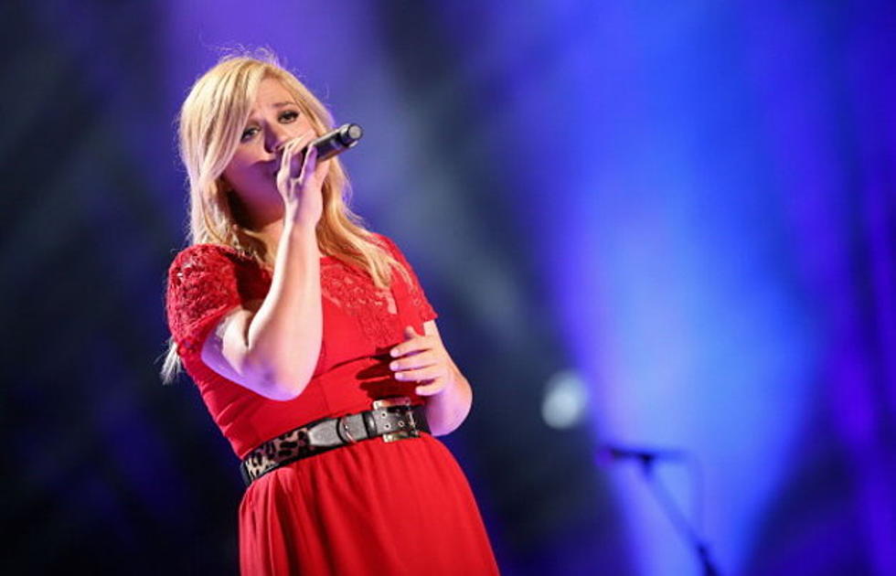 Listen to Kelly Clarkson Cover &#8216;White Christmas&#8217; For Her &#8216;Wrapped in Red&#8217; CD
